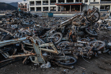 東日本大震災によって被害を受けたバイクの写真　2011年12月10日撮影 岩手県陸前高田市気仙町