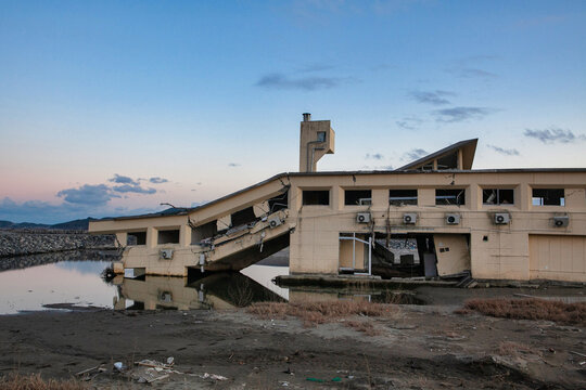 東日本大震災によって被害を受けた建物の写真　2011年12月10日撮影 岩手県陸前高田市気仙町