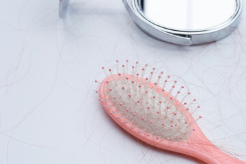 Hairs loss fall in combs
