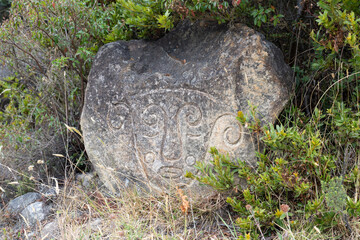 Sculptures sur pierre sur la route du Páramo de Ocetá, Monguí, Colombie