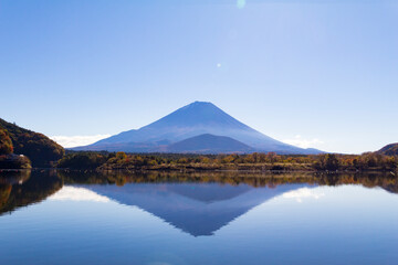 Obraz premium 精進湖の富士山。湖面に反射して映っている。逆さ富士。
