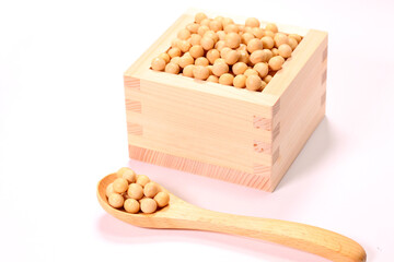 枡とスプーンに入った大豆