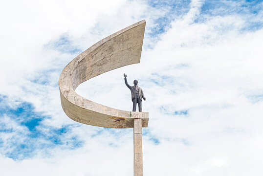 Memorial JK. Bras&iacute;lia, Distrito Federal - Brasil. Escultura do ex-presidente do Brasil Juscelino Kubistchek no Memorial JK. Escultura por Hon&oacute;rio Pe&ccedil;anha e o Memorial JK projeto de Oscar Niemeyer.