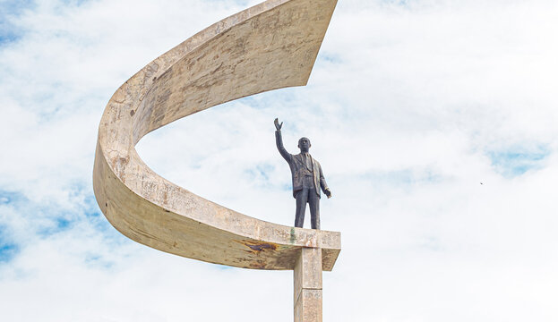 Memorial JK. Bras&iacute;lia, Distrito Federal - Brasil. Escultura do ex-presidente do Brasil Juscelino Kubistchek no Memorial JK. Escultura por Hon&oacute;rio Pe&ccedil;anha e o Memorial JK projeto de Oscar Niemeyer.