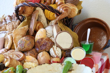 canasta llena de pan tradicional mexicano