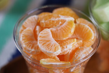 Tazon lleno de fruta de la misma especie, puede ser naranja o mandarina