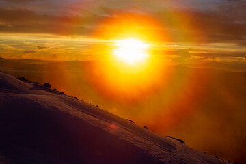 Amanecer en la montaña nevada