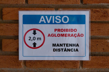 Sign, in Portuguese, warning for the correct distance to be kept in order to prevent covid-19.