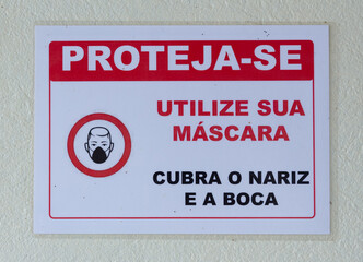 Sign, in Portuguese, warning for the correct use of the mask in order to prevent covid-19.