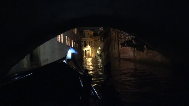 gondole sur un petit canal lugubre &agrave; Venise