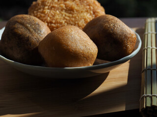 아시아 음식 찹쌀도넛과 고로케 
