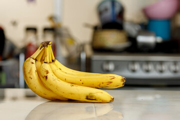 Plátanos maduros sobre la barra de una cocina. concepto de cocinar en casa