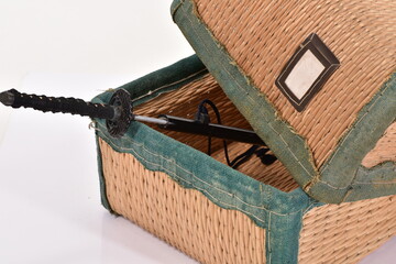 Obraz premium 柳行李と刀