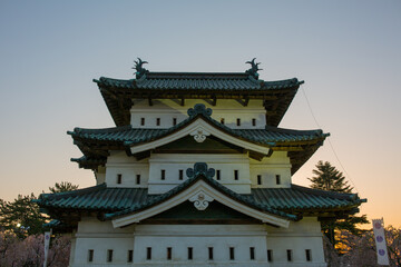 日が暮れてきた弘前城