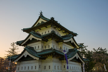 夕陽に照らされる城　弘前城