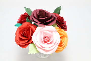 折り紙で作った手作りのバラの花