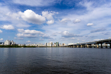 Fototapeta na wymiar A panoramic view of the city with a view of the Han River in Seoul