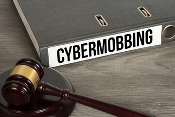 Ein Richterhammer, Ordner und Cybermobbing