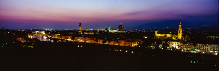 Obraz premium The eternal city of Florence Italy at early evening with dramatic lighting of the buildings