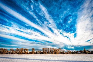 Winter Landschaft mit Schnee Silhouette und Wolkenformation