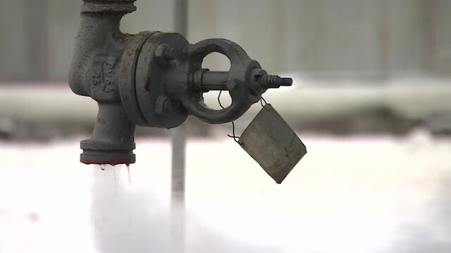 Par idet iz truby. Goryachiy par