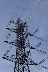 Poteau structure métal électrique pour ligne THT ou haute tension pour l'énergie en volt ou mégawatts nucléaire