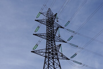 Poteau structure métal électrique pour ligne THT ou haute tension pour l'énergie en volt ou...