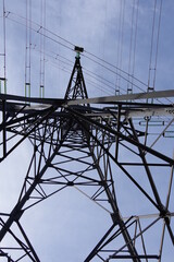 Poteau structure métal électrique pour ligne THT ou haute tension pour l'énergie en volt ou...
