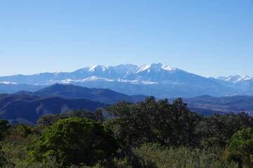 Massif du canigou en neige dans les pyrénées