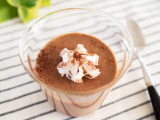 グラスに入ったチョコレートムース