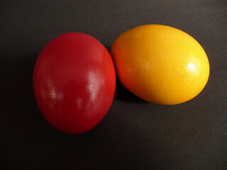 Zwei Ostereier auf schwarzem Hintergrund