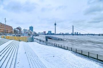 D&uuml;sseldorfer Rheintreppe mit Hochwasser im Winter