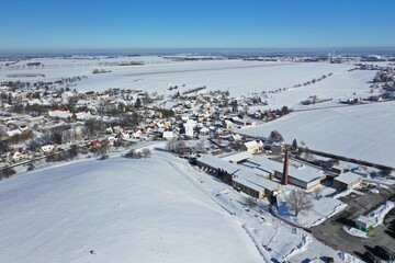 Kleinstadt mit Gewerbebetrieb im Winter