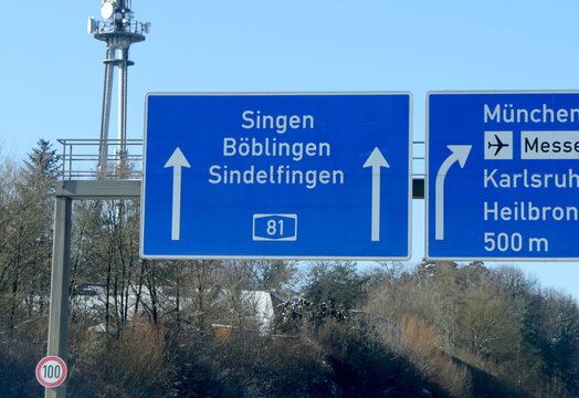 Schild Singen B&ouml;blingen auf der Autobahn