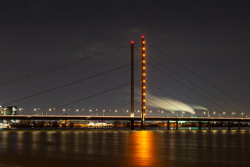 Fototapeta na wymiar Theodor Heuss Brücke Düsseldorf 