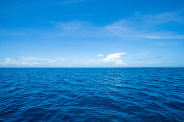 Fototapeta na wymiar Beautiful sky and blue sea