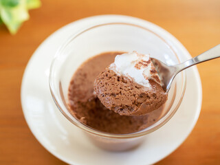 チョコレートムースをスプーンですくう