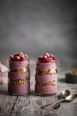 Parfait granola yaourt et fruits rouges