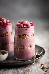 Parfait granola yaourt et fruits rouges