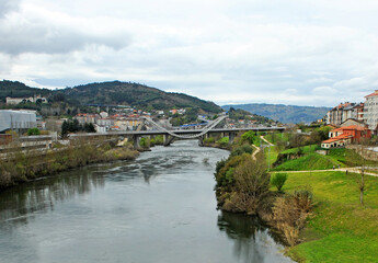 Fototapeta na wymiar Puente del Milenio Ponte do Milenio Puente de la Gaviota sobre el río Miño en Ourense Orense Galicia España