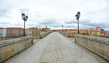 Puente medieval Puente romano Camino de Santiago camino sanabr&eacute;s en Ourense Orense Galicia Espa&ntilde;a