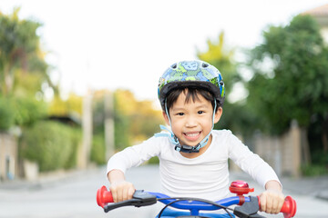 Obraz premium boy is riding bicycle at the park.