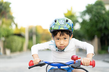 Obraz premium boy is riding bicycle at the park.