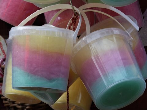 Bunte Regenbogen-Zuckerwatte im Plastikeimer