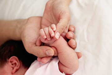 Obraz na płótnie Canvas Hand of a newborn baby