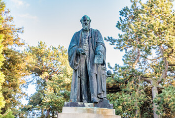 Lord Kelvin Statue in the Belfast's Botanic Gardens, North Ireland. - obrazy, fototapety, plakaty