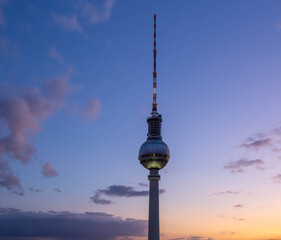 Fototapeta premium Funkturm in Berlin zur Blauen Stunde