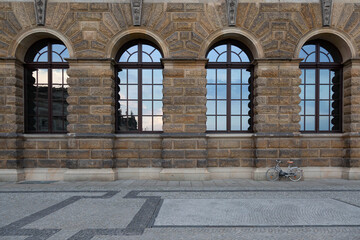 Fassade mit Rundbogen- und Sprossenfenstern