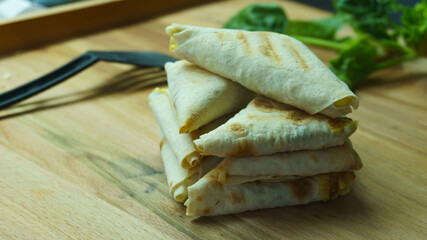 Лаваш завернут в треугольники