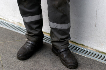 Fireproof uniform to work under dangerous conditions